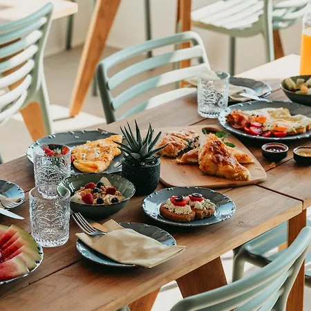 فندق مبيت وإفطار Ostria View Mykonos 4*